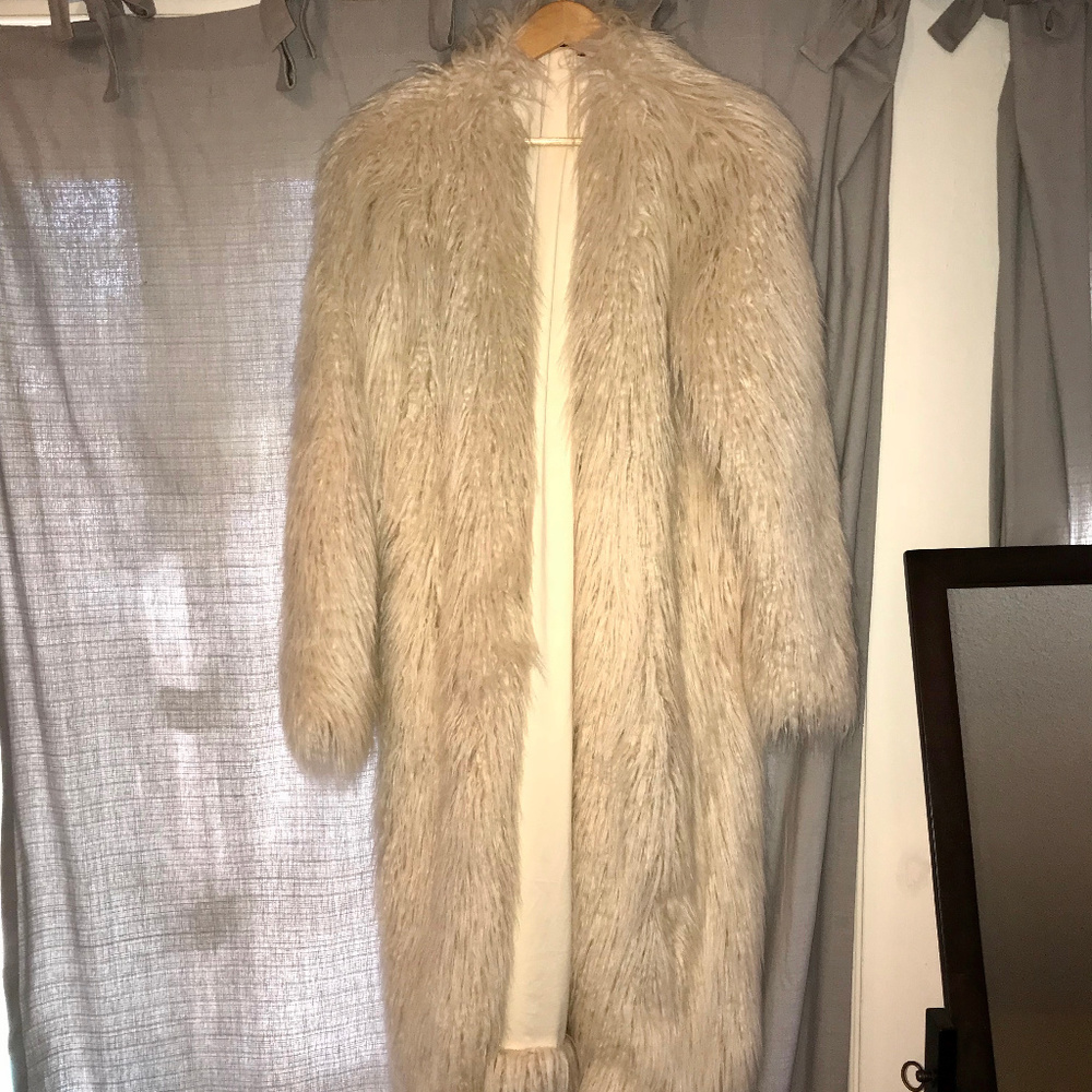 Luxurious NWOT Long Faux Fur House of Harlow Coat